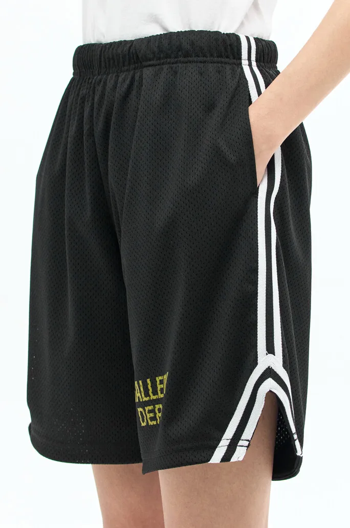 GALLERY DEPT. VENICE COURT SHORTS English mesh shorts Logo webbing wide-leg basketball shorts Black and white S-XL Original molding Loose wide-leg version American boys' first choice Breathable mesh fabric Superimposed soft material inside Comfortable and easy to match Custom-woven original consistent webbing/main mark/component wash mark Details are enlarged to follow